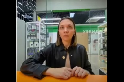 Wpadła tylko założyć nową szybkę. Rewelacyjna reklama serwisu telefonów