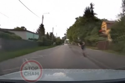 Wjechał hulajnogą elektryczną pod koła samochodu