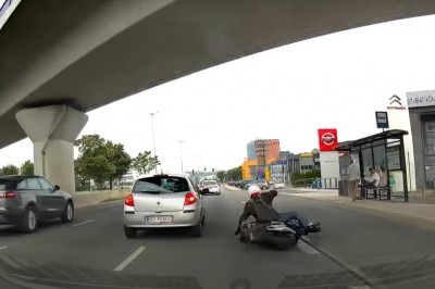 Zamiast sprzęgła nacisnął hamulec. Nagranie z potrącenia motocyklisty