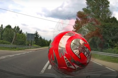 Kolizja i ucieczka motocyklisty. Tak leciał, że mu kask spadł 