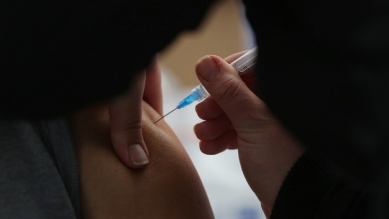 Nie zaszczepiłeś się, nie wyjdziesz z domu. Zaczynają wprowadzać mocne restrykcje