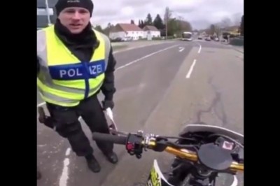 Jak uniknąć kontroli drogówki? Motocyklista wpadł na zabawny pomysł