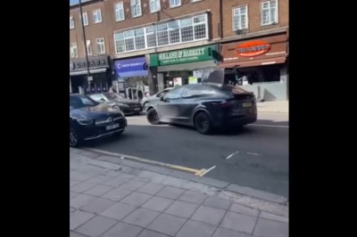 Właściciel Tesli szybko pożałował, że drzwi otwierają się do góry 