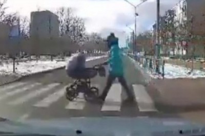 Kierowca potrącił na przejściu dziecko w wózku. Nagranie z wideorejestratora