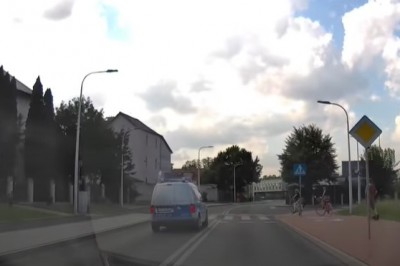 Mistrzowskie wyprzedzanie policjantów przed przejściem dla pieszych 