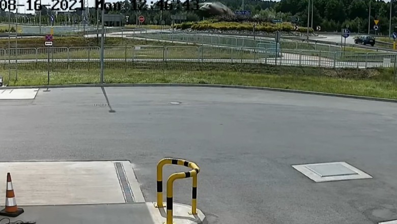 Przeleciał Mercedesem przez rondo w Nowej Soli. Nagranie z monitoringu
