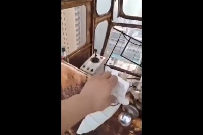 Operator dźwigu pokazuje swoją rozpadającą się kabinę 