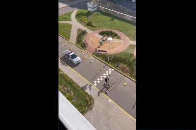 Policja w radiowozie kontra typ na hulajnodze. Pięknie ich zrobił 