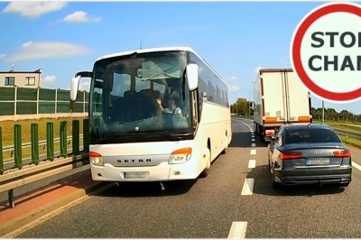 O krok od zderzenia autokarów z TIRem. Wjechali pod prąd na DK50