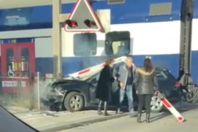 Utknęła autem na przejeździe kolejowym, nie zdążyła przed pociągiem