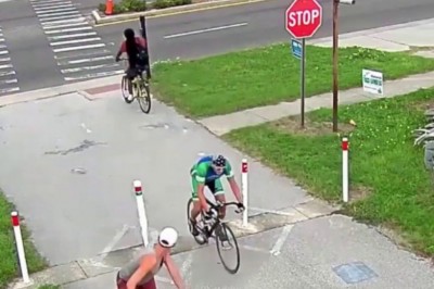 Gość na rowerze kontra auta na pasach. Poczuł się niezniszczalny