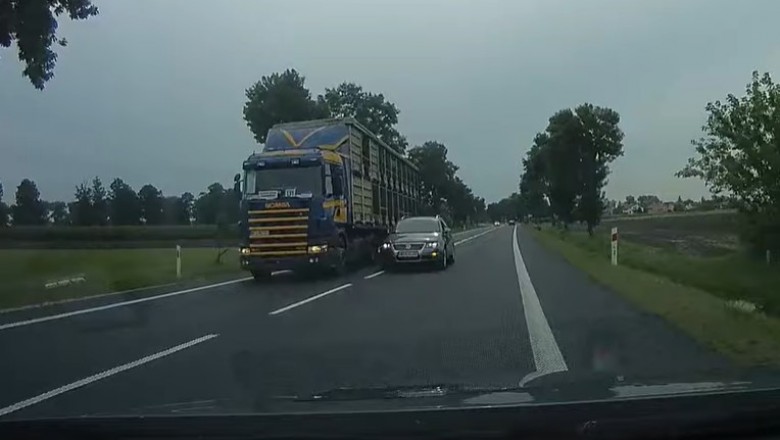 Kierowca Passata spycha innych wyprzedzając na trzeciego