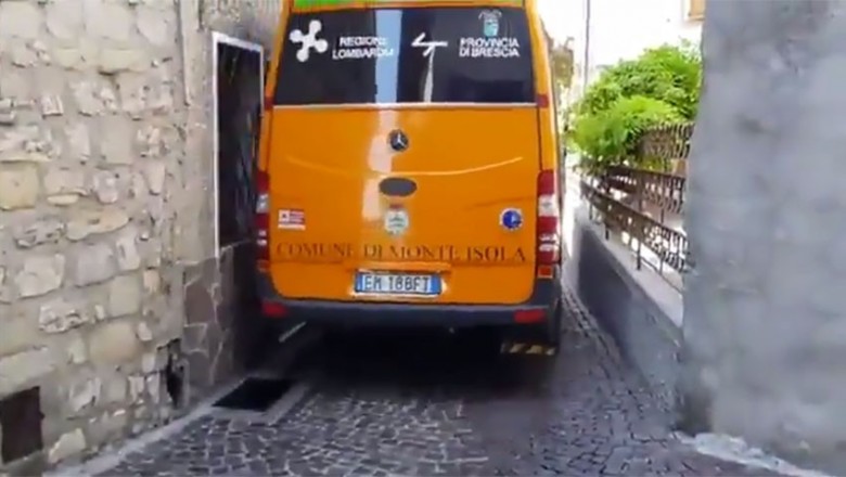 Jazda autobusem po wąskiej uliczce. Gość ma mega wyczucie