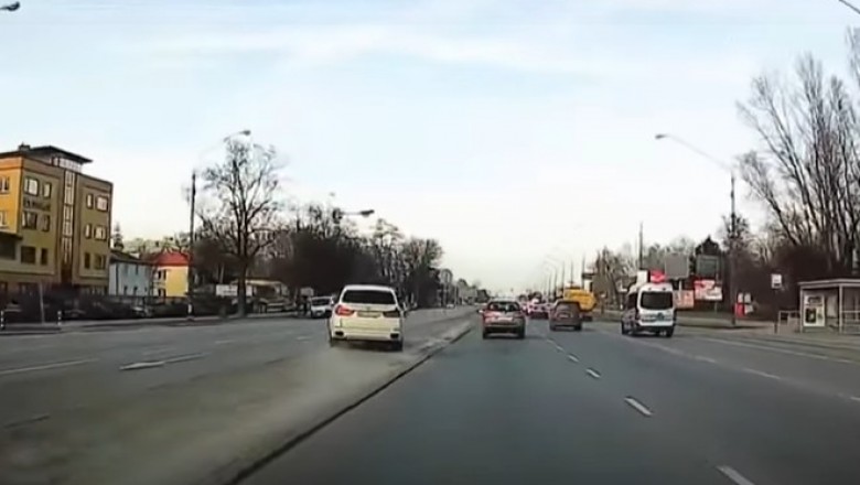 Jazda pod prąd na oczach policji. Kierowcę BMW mocno poniosło