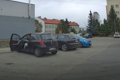 Mistrzyni na parkingu potrzebuje dwóch miejsc, żeby wejść do auta