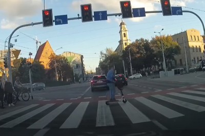 Hulajnogą chciał przejechać na czerwonym, trafił na auto. Nagranie z Wrocławia