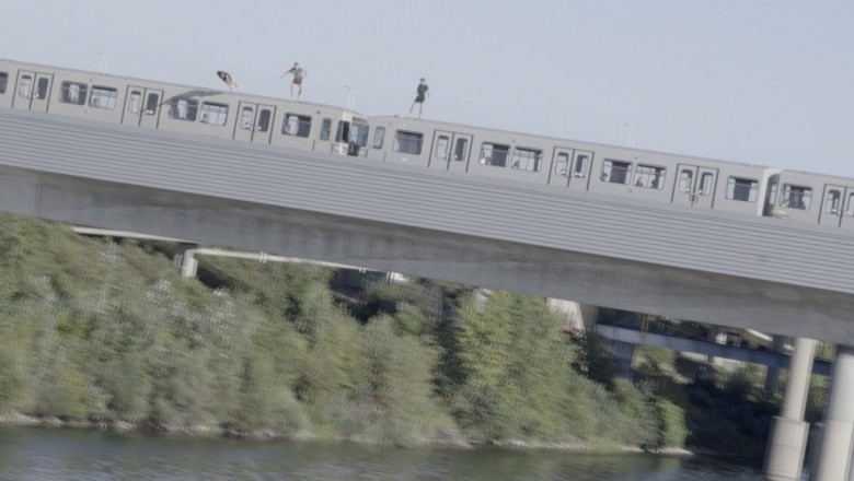 Trzech gości i ich ekstremalny skok do wody z jadącego pociągu