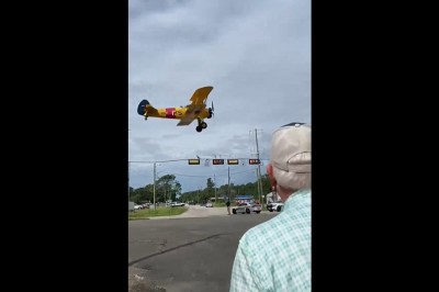 Nieudany start samolotu z ulicy. Od razu spadł na ziemię