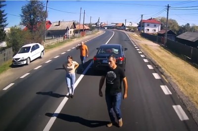 Hamował przed ciężarówką. Stracił za to prawo jazdy