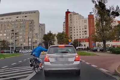 Żenujące zachowanie rowerzysty na drodze w Warszawie 
