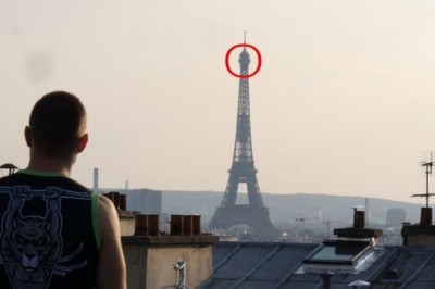 Przygotowania Polaka do wejścia na wieżę Eiffla