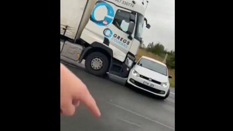 Gość nie zauważył, że pcha przed sobą auto na autostradzie