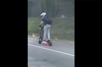 Gość na hulajnodze elektrycznej ciśnie po autostradzie