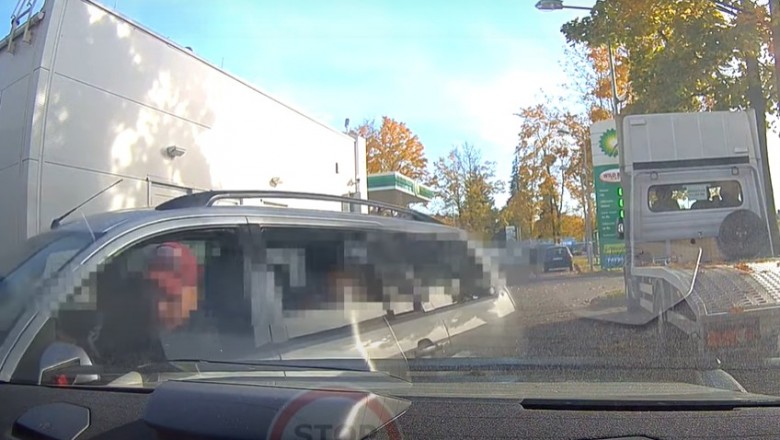 Zniszczyli auto, uderzyli w stację benzynową i uciekli - Poznań