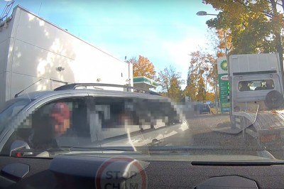 Zniszczyli auto, uderzyli w stację benzynową i uciekli - Poznań 