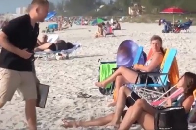 Jej mina bezcenna. Gość zaskoczył dziewczynę na plaży 