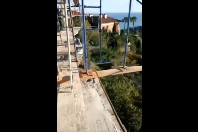 Ci goście chyba mocno przesadzili ze stawianiem rusztowania 