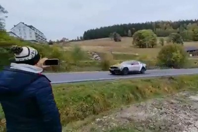 Ziomek ma kupę śmiechu podczas kasowania Mustanga na drzewie 