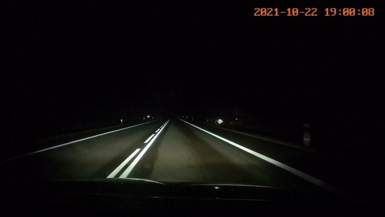 Pirat drogowy w TIRze wyprzedza nocą na zakręcie