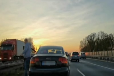 Wyhamował cały lewy pas, żeby sprawdzić swoje auto