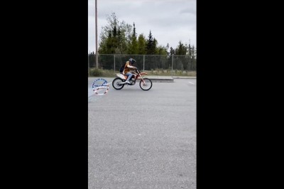 Chciał się popisać przed kumplami jazdą motocyklem w skate parku 