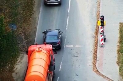 Policyjny dron kontra kierowcy ignorujący czerwone światło