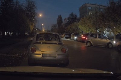 Kobieta i jej popis umiejętności wyjeżdżania z parkingu