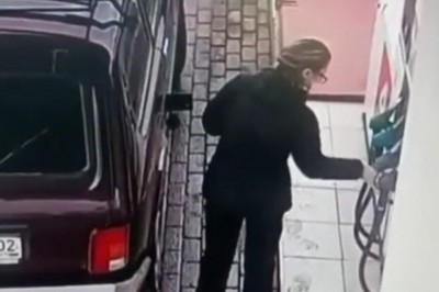 Kobieta i bezprzewodowe tankowanie paliwa na stacji paliw