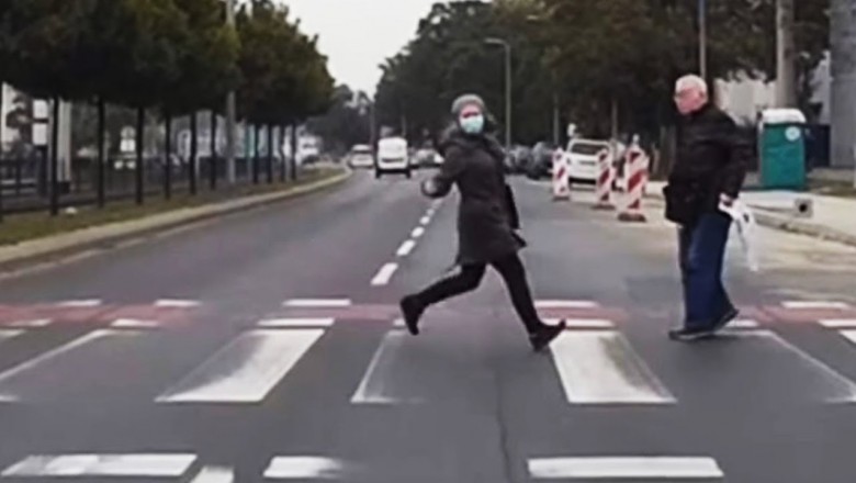 Kierowca busa kontra piesi na przejściu dla pieszych