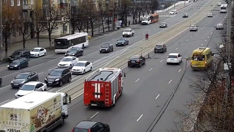 Żaden kierowca nie chciał przepuścić babci. Pomogli strażacy