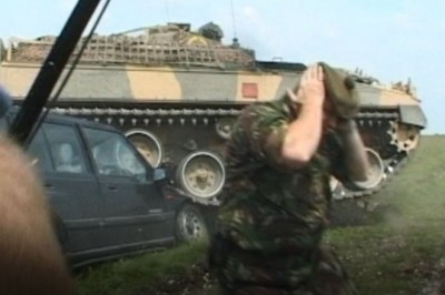 W trakcie manewrów pojazdem piechoty skasował auto kamerzysty