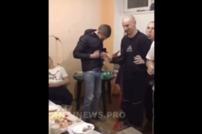 Gość pokazuje sztuczkę ze znikającym żarciem na imprezie