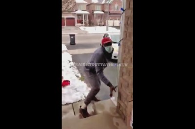 Próbował zwinąć paczkę sprzed drzwi. Zakopał się autem przed domem