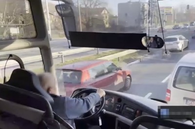 Kierowca autokaru kontra pasażerowie. Nie chciał odłożyć telefonu 