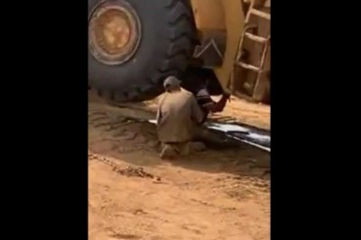 Chciał naprawiać układ hydrauliczny siedząc pod ładowarką