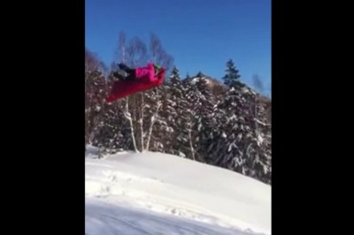 Zjazd na dmuchanym materacu ze sporej górki. To był konkretny lot