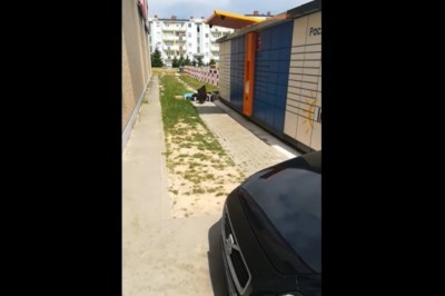 Mistrzowskie odbieranie paczek z paczkomatu. Tak to właśnie wygląda