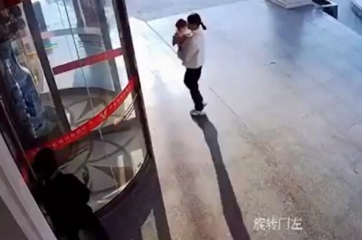 Mamusia roku przytrzaskuje dziecko w drzwiach obrotowych 