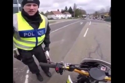 Jak uniknąć kontroli drogówki? Motocyklista wpadł na fajny pomysł