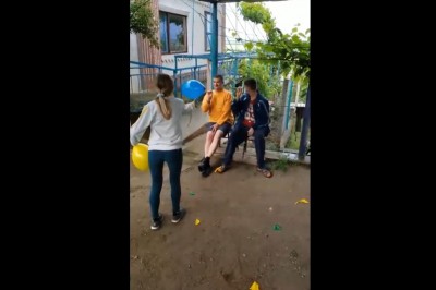 Mistrzowska akcja z balonem. Ziomek nie mógł wytrzymać ze śmiechu 